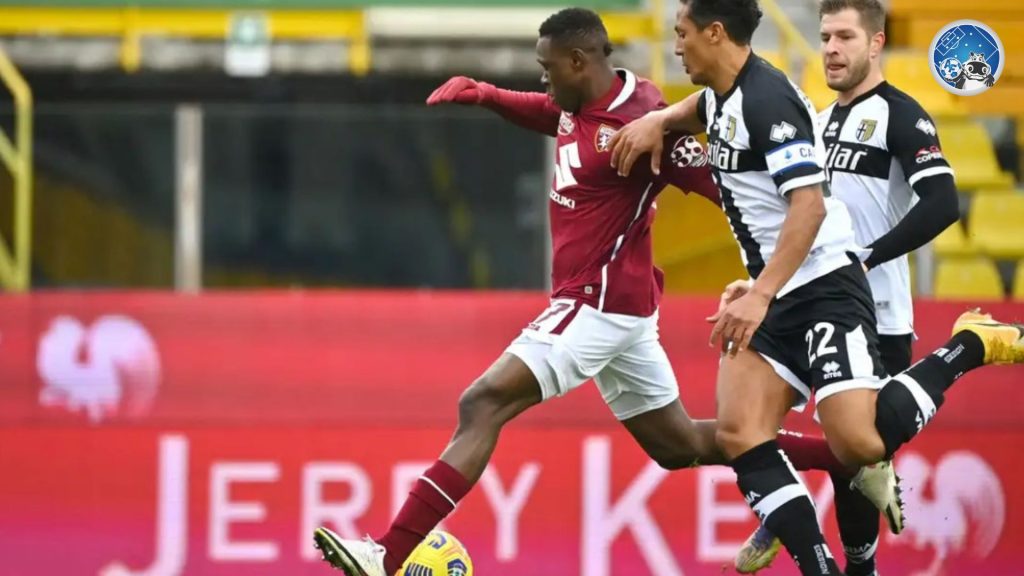 Singo con la camiseta del Torino jugando en la Serie A