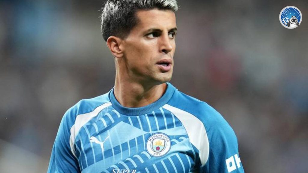 Cancelo pretendio por el Barcelona con una camiseta del Manchester City de la Prmier League