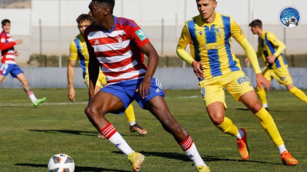 Omodirion con la camiseta del Granada de la Liga