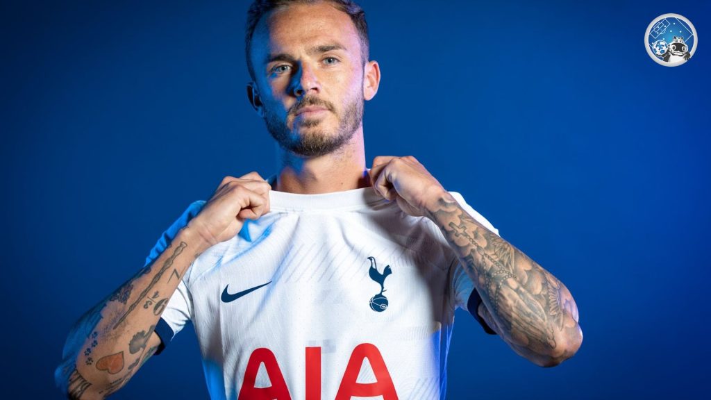 James Maddison con la camiste del Tottenham de la Premier League.