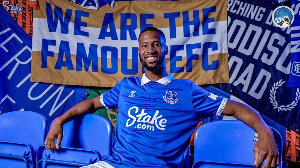 Beto con la camiseta del Everton de la Premier League