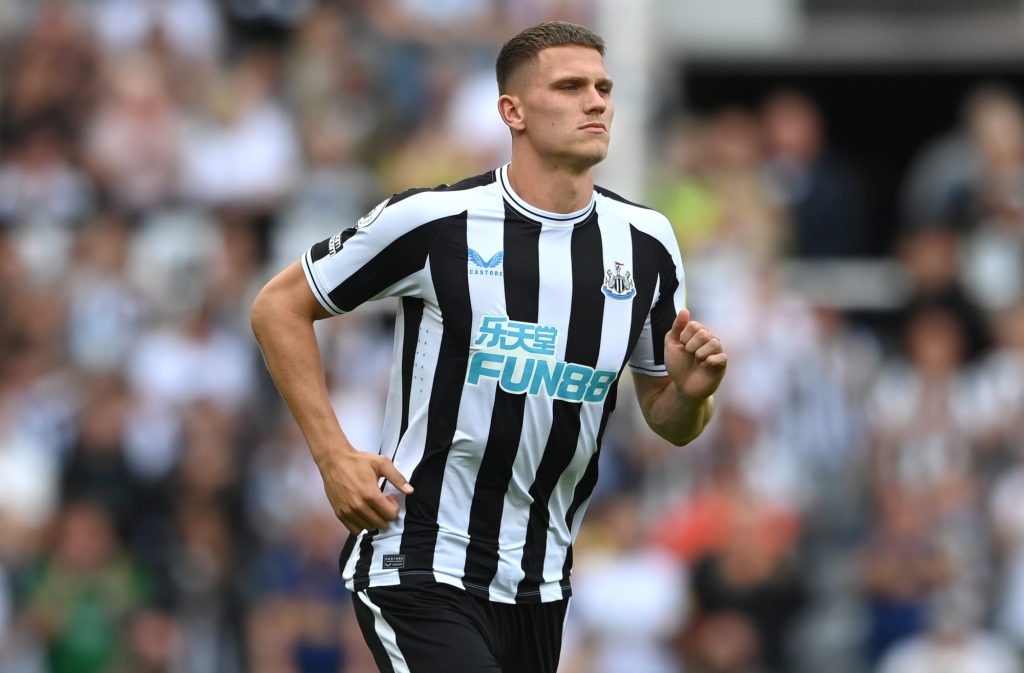 Botman con la camiseta del Newcastle de la Premier League