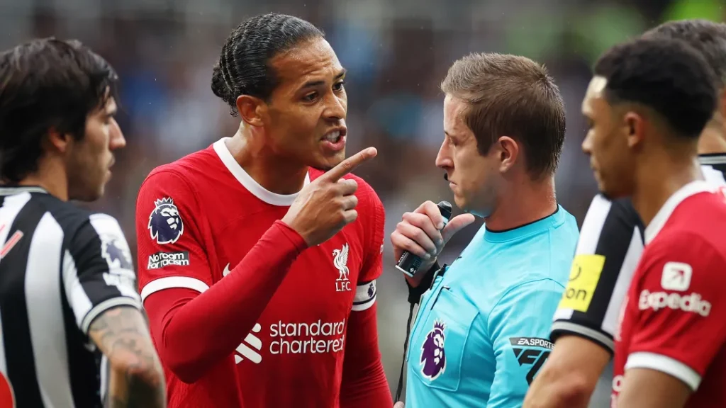 Van Dijk con la camiseta del Livepool de la Premier League