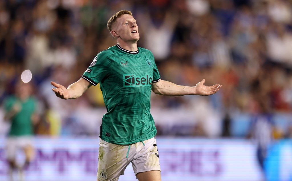 Elliot Anderson con la camiseta del Newcastle de la Premier League